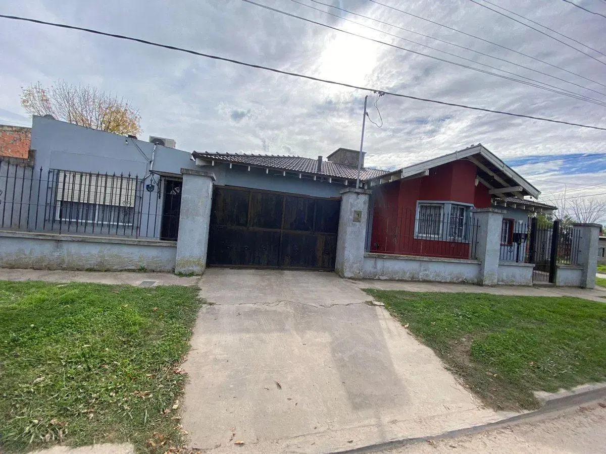 CASA 4 AMBIENTES EN VENTA CON LOCAL EN  BERISSO 4