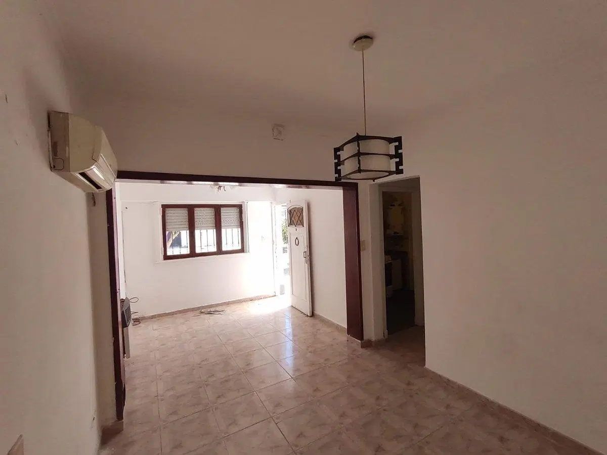 Casa 2 ambientes en venta en Los Hornos con dpto 8
