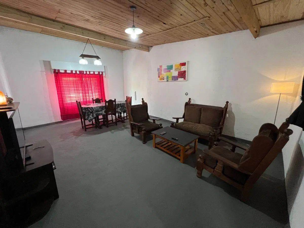 Casa 3 ambientes  Venta Los Hornos Jardín Cochera 8