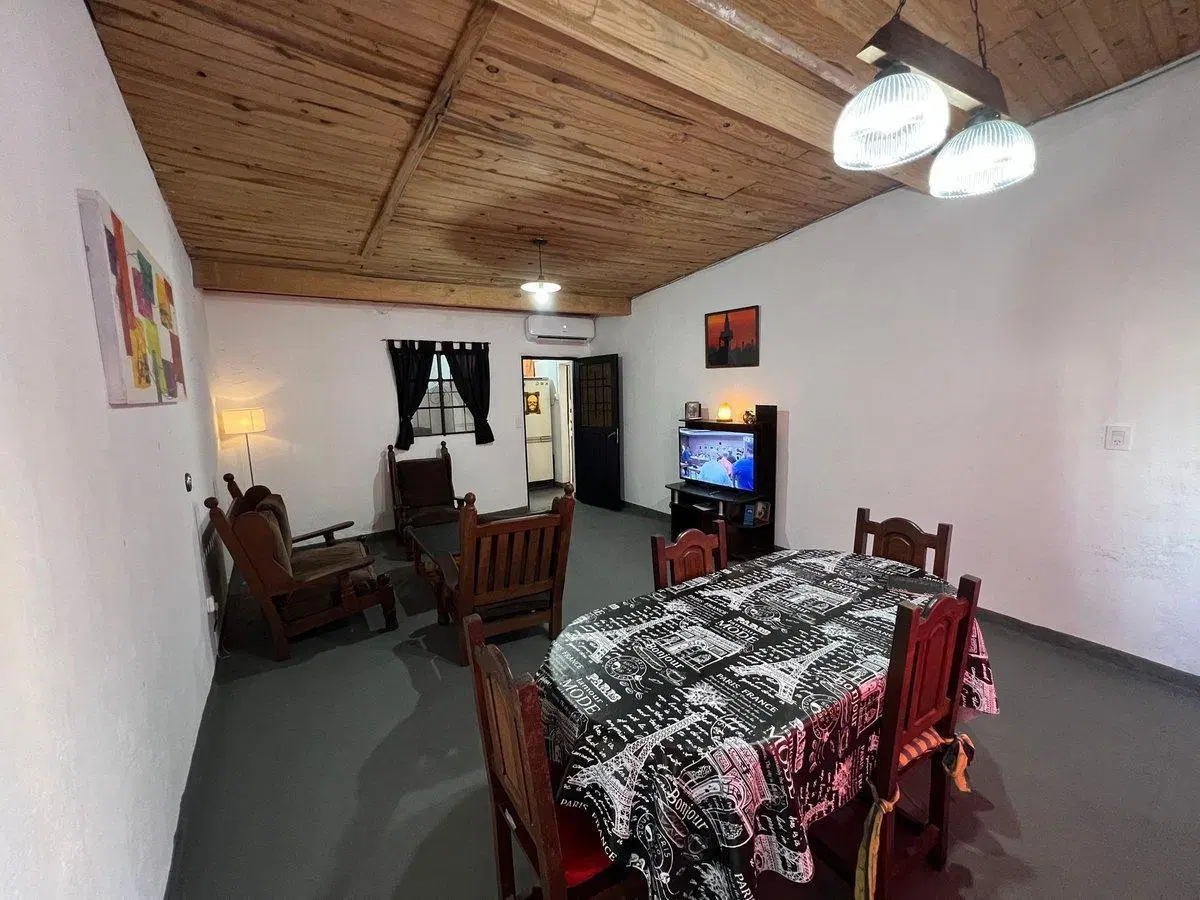Casa 3 ambientes  Venta Los Hornos Jardín Cochera 8