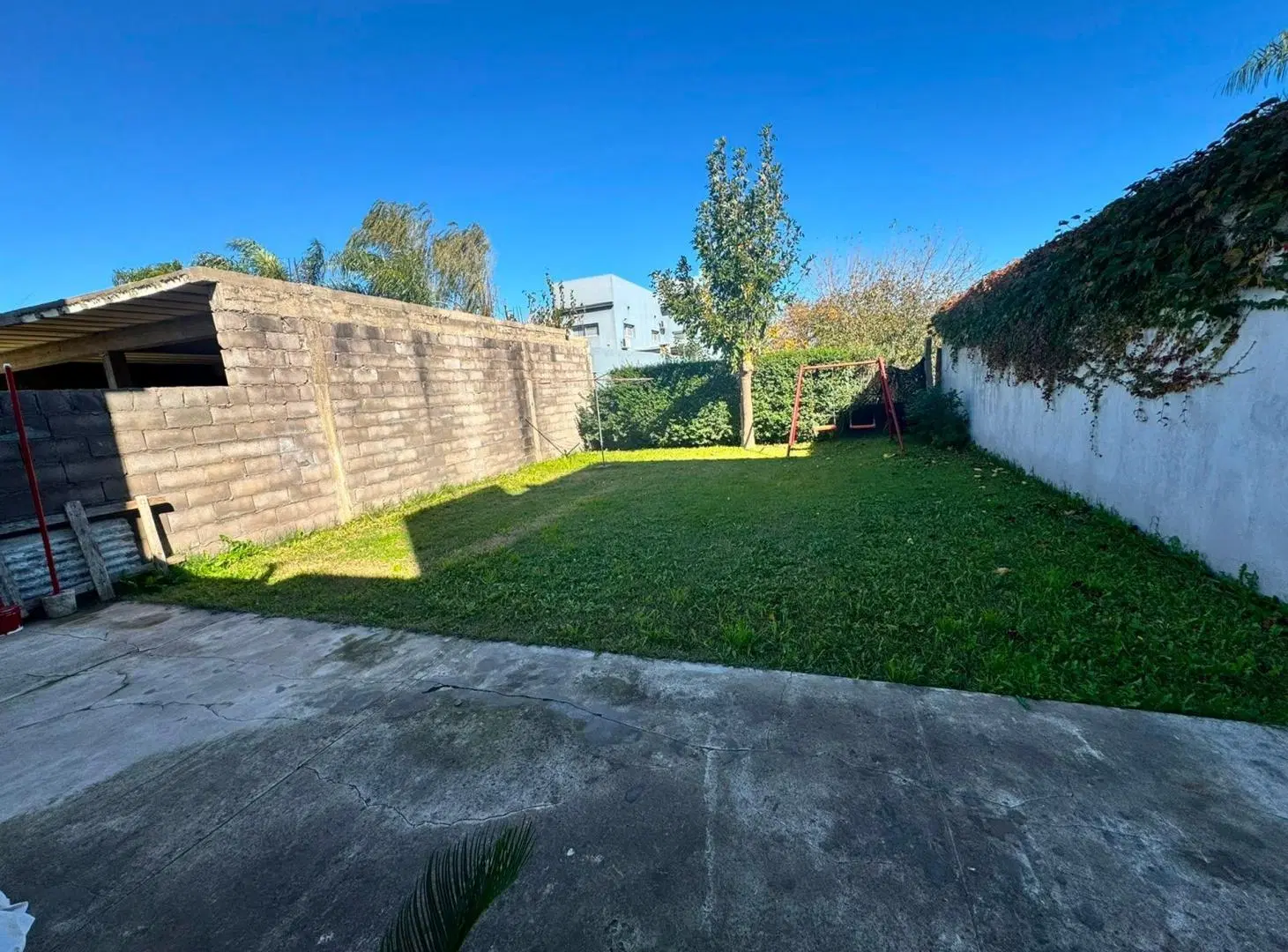 CASA EN VENTA 3 DORMITORIOS CON JARDIN Y COCHERA 4