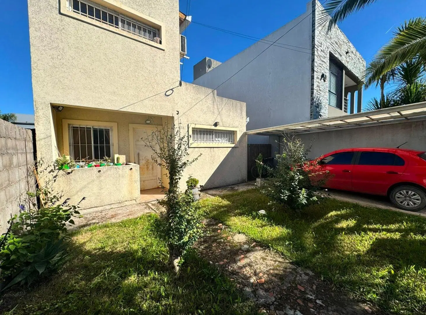 CASA EN VENTA 3 DORMITORIOS CON JARDIN Y COCHERA 2