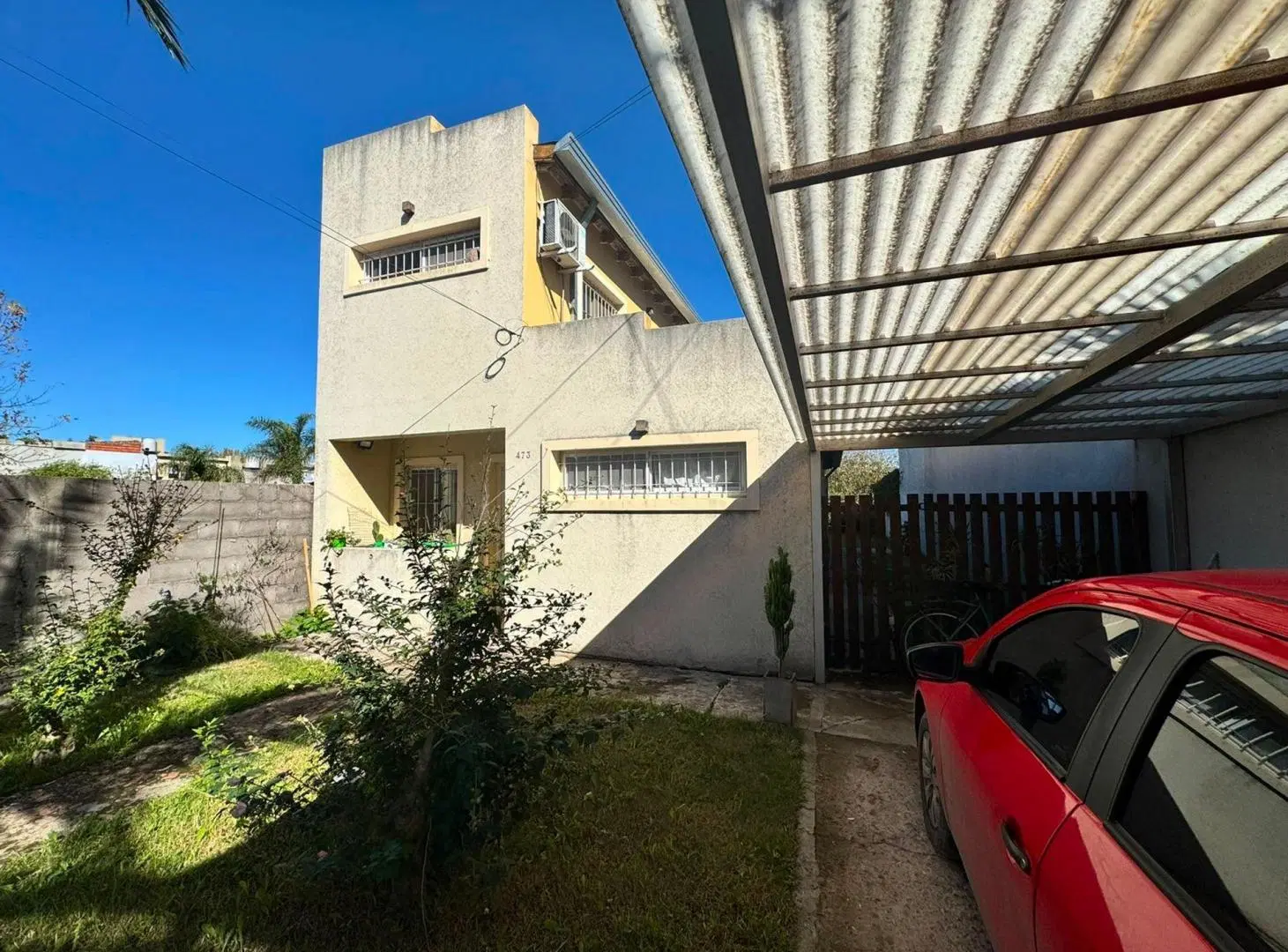 CASA EN VENTA 3 DORMITORIOS CON JARDIN Y COCHERA 3