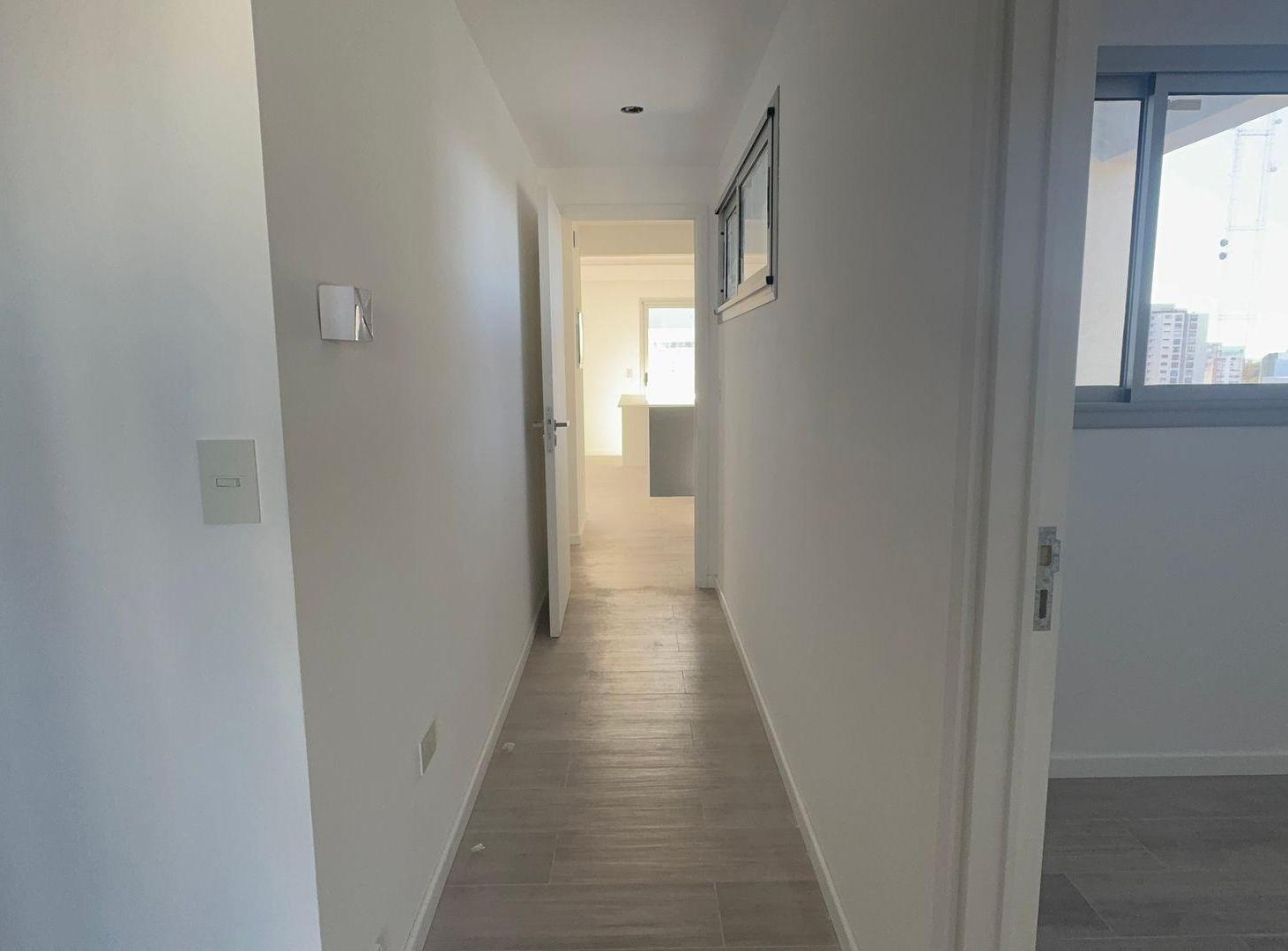 Foto de PISO DE CATEGORIA EN VENTA 2 DORMITORIOS Y COCHERA, imagen 3
