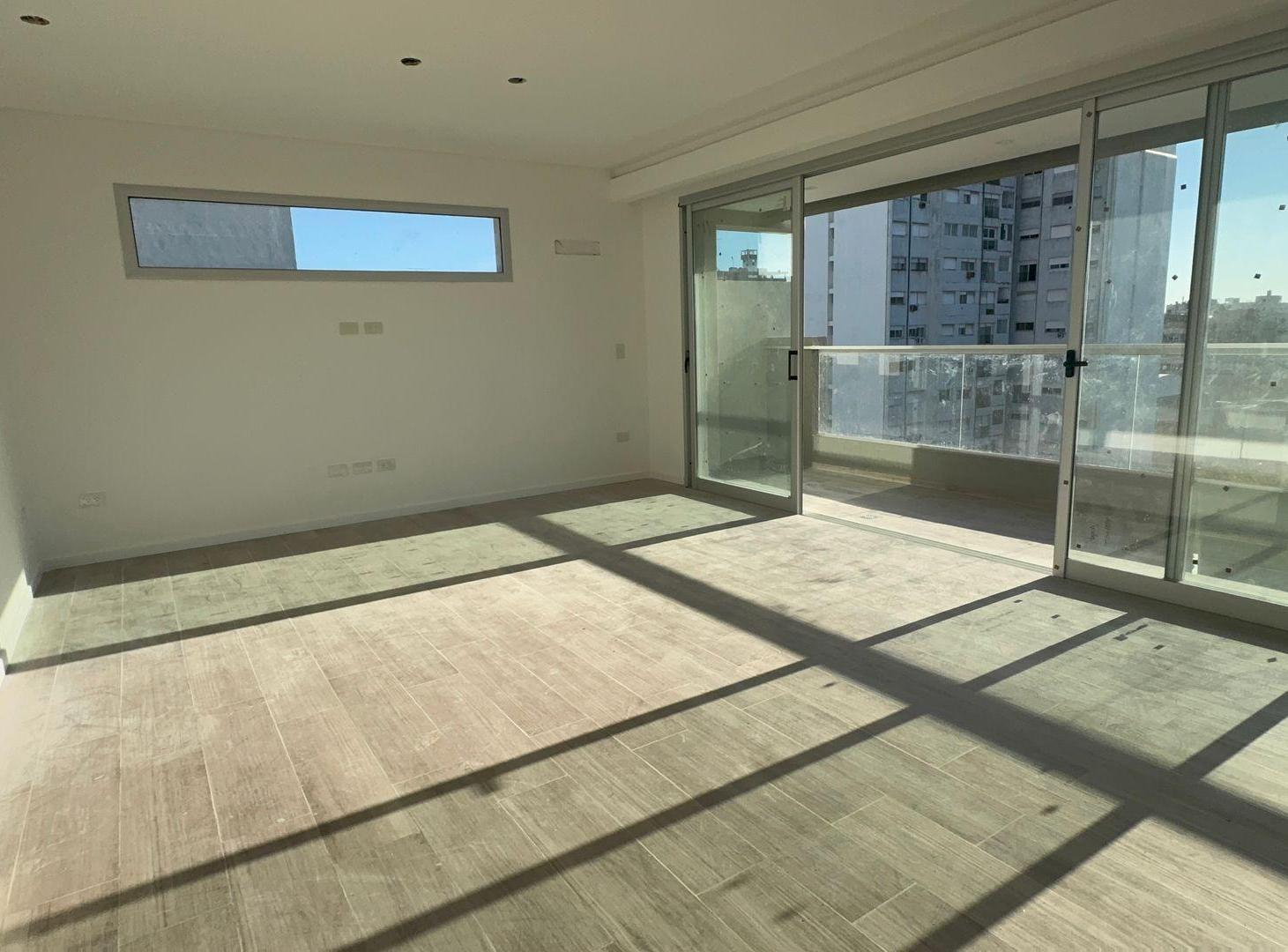 Foto de PISO DE CATEGORIA EN VENTA 2 DORMITORIOS Y COCHERA, imagen 2