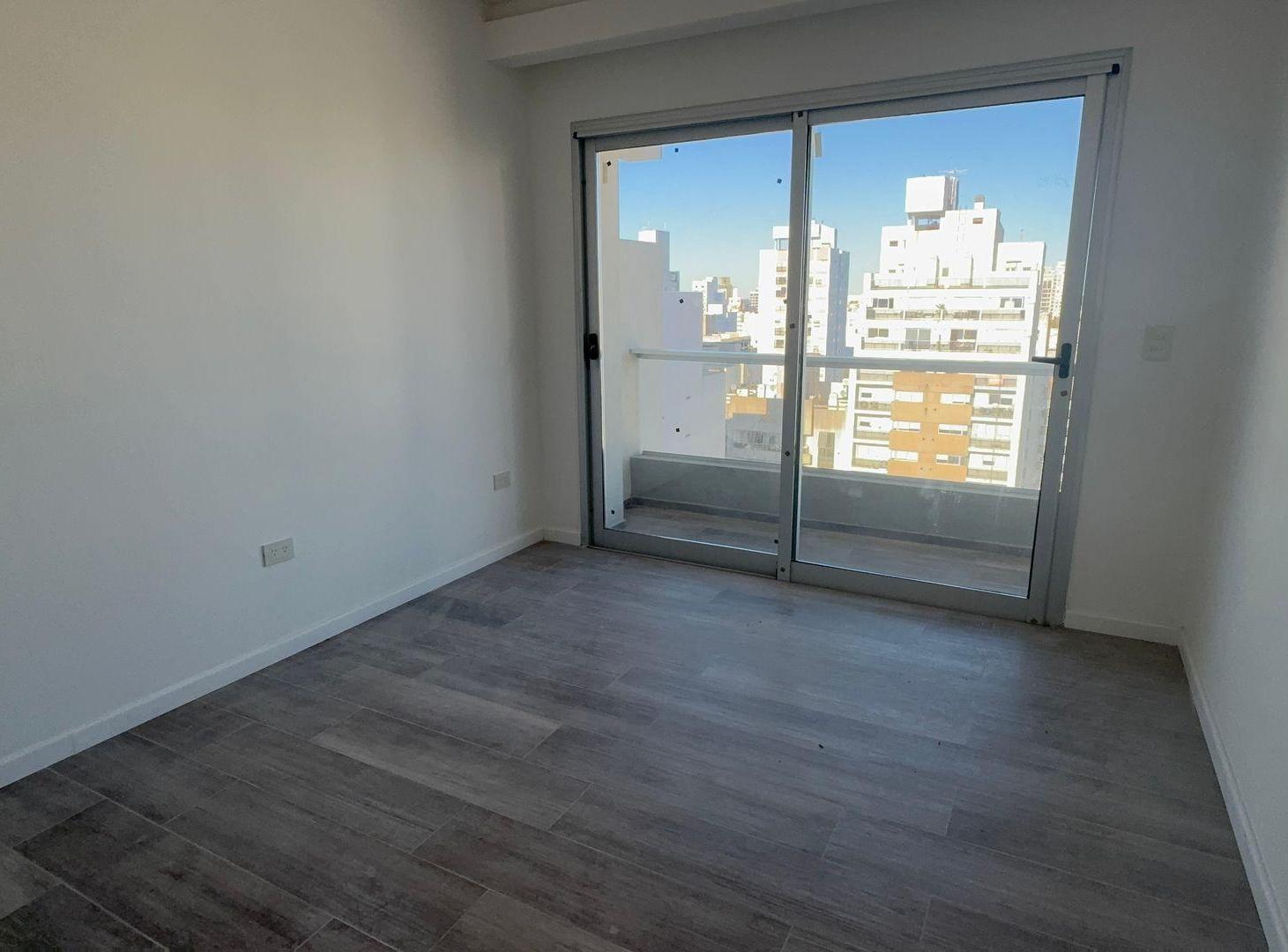 Foto de PISO DE CATEGORIA EN VENTA 2 DORMITORIOS Y COCHERA, imagen 4