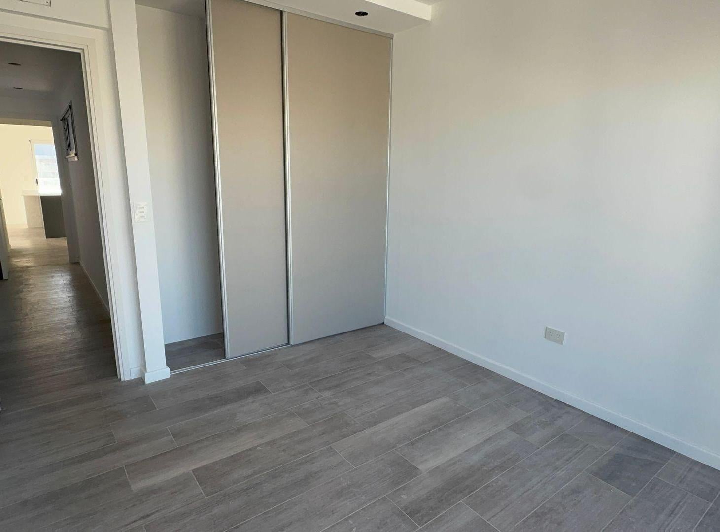 Foto de PISO DE CATEGORIA EN VENTA 2 DORMITORIOS Y COCHERA, imagen 5