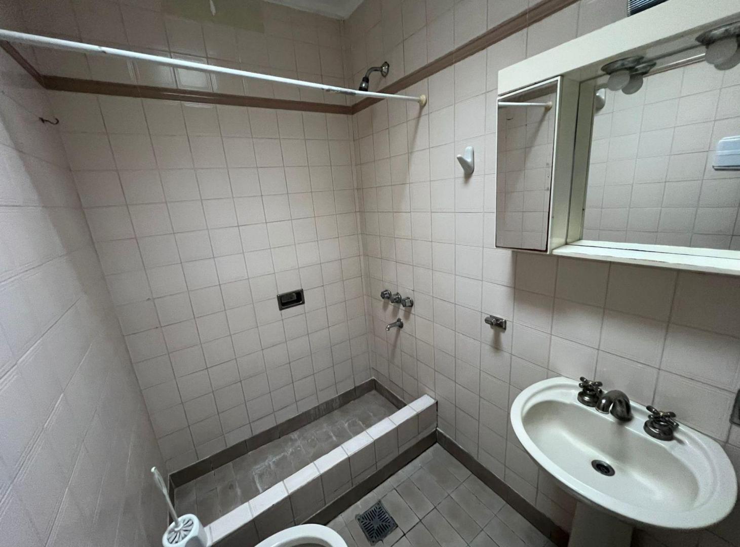 Foto de PH 1 dormitorio en venta en La Plata con patio, imagen 2