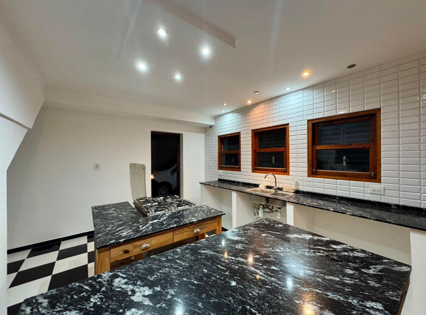 Foto de CASA EN VENTA 5 DORMITORIOS CON PARQUE, imagen 3