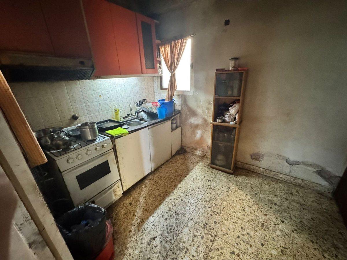 Foto de CASA 4 DORMITORIOS VENTA LOS HORNOS A REFACCIONAR, imagen 3