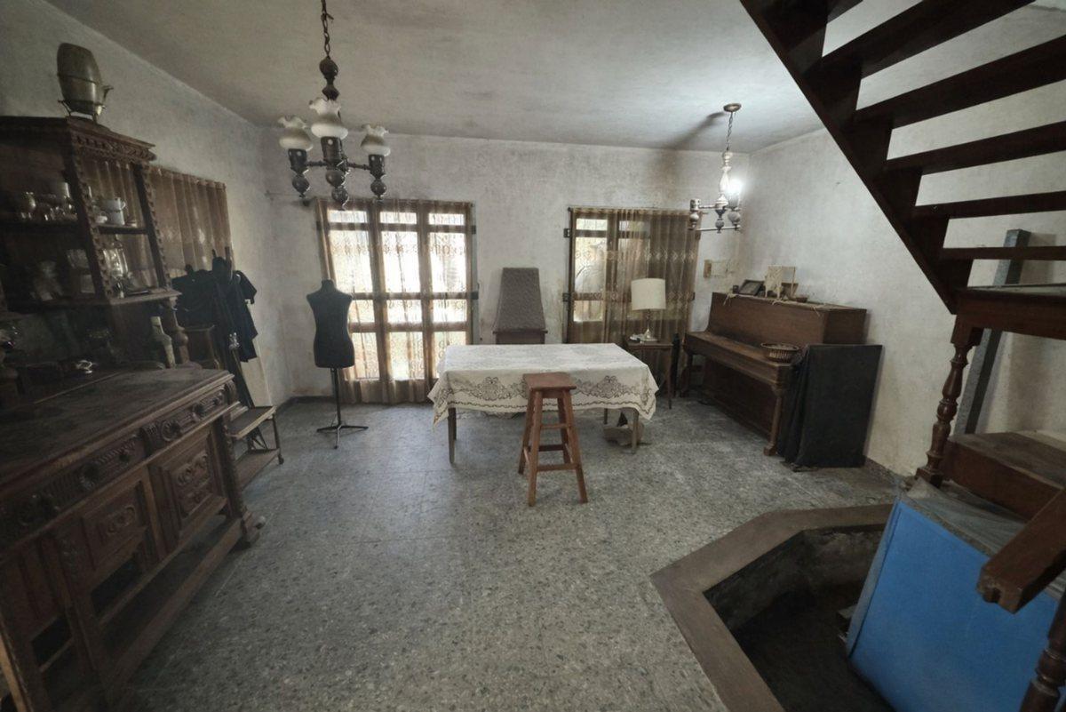 Foto de CASA 4 DORMITORIOS VENTA LOS HORNOS A REFACCIONAR, imagen 5