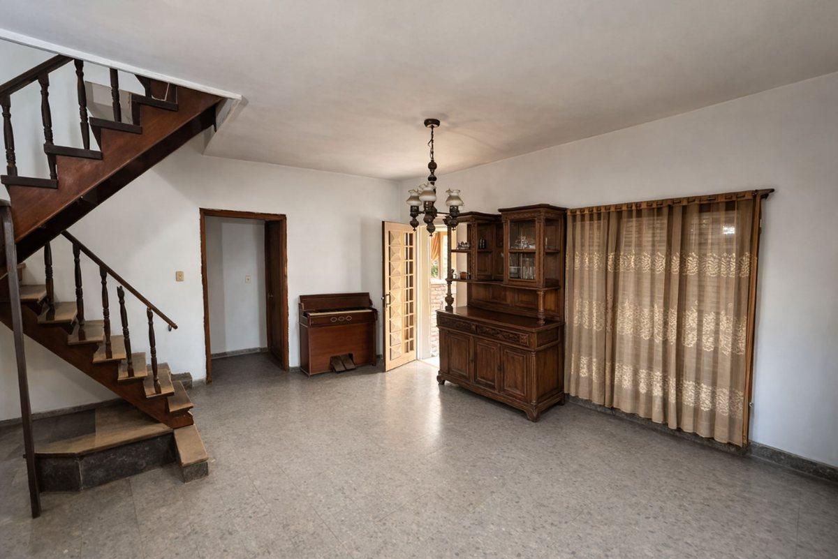 Foto de CASA 4 DORMITORIOS VENTA LOS HORNOS A REFACCIONAR, imagen 4