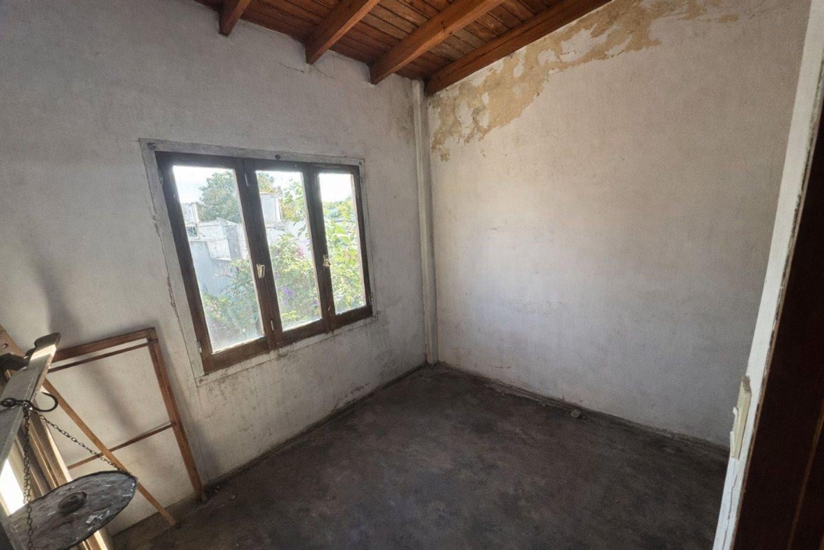 Foto de CASA 4 DORMITORIOS VENTA LOS HORNOS A REFACCIONAR, imagen 1