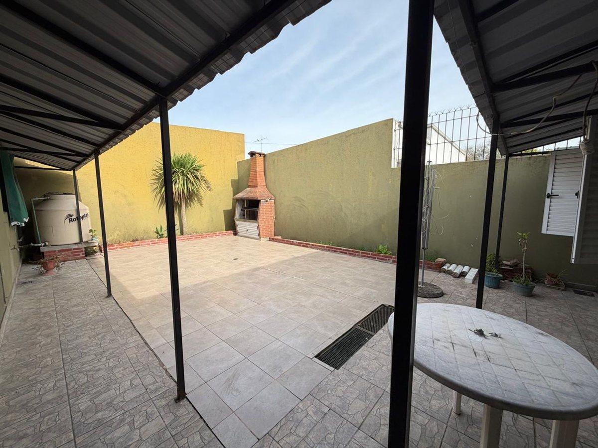 Foto de Casa 2 dormitorios en venta en La Plata con patio, imagen 4