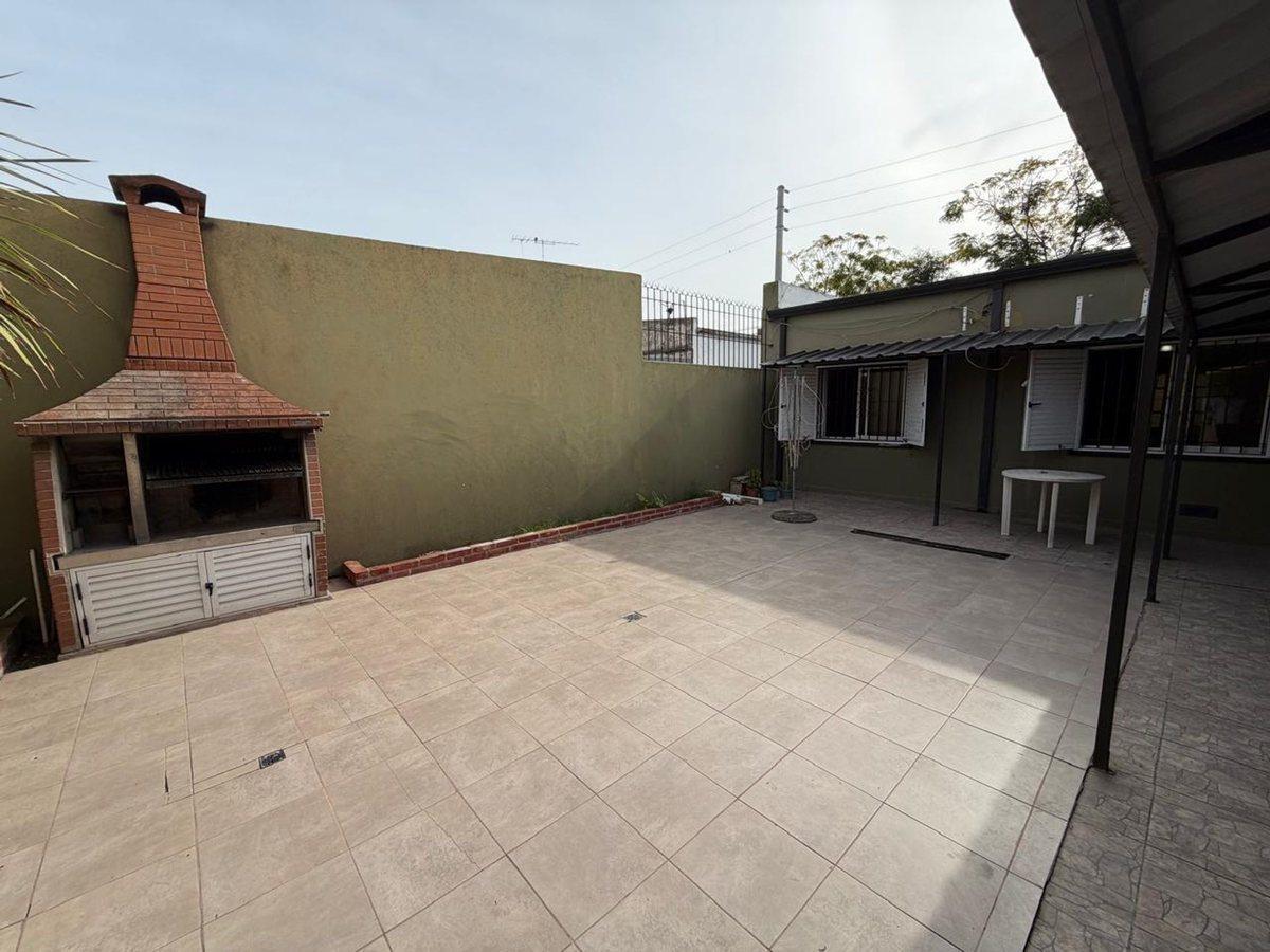 Foto de Casa 2 dormitorios en venta en La Plata con patio, imagen 1