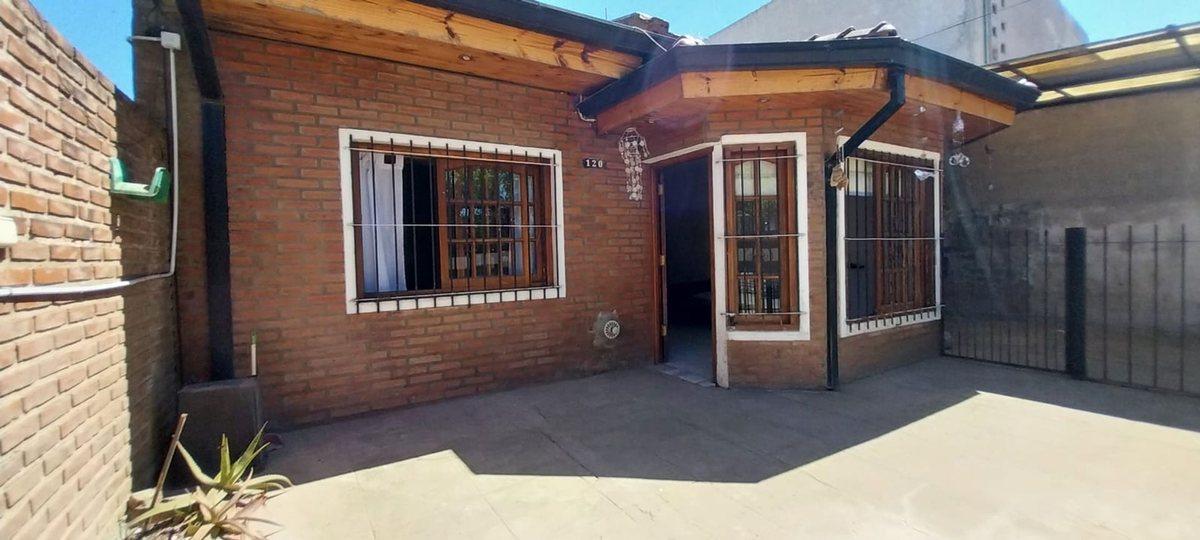 Foto de Alquiler casa 2 dormitorios Villa Elvira, cochera., imagen 1