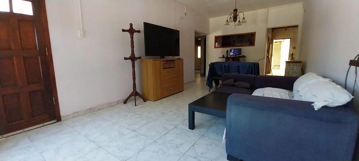 Foto de Alquiler casa 2 dormitorios Villa Elvira, cochera., imagen 4