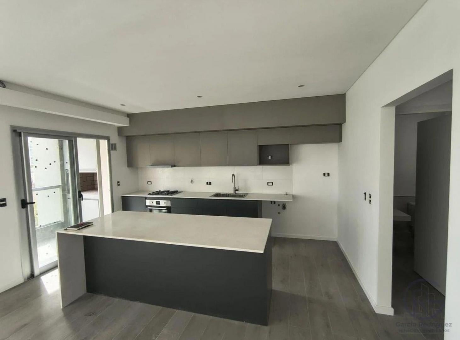 Foto de PISO DE CATEGORIA EN VENTA 2 DORMITORIOS Y COCHERA, imagen 2