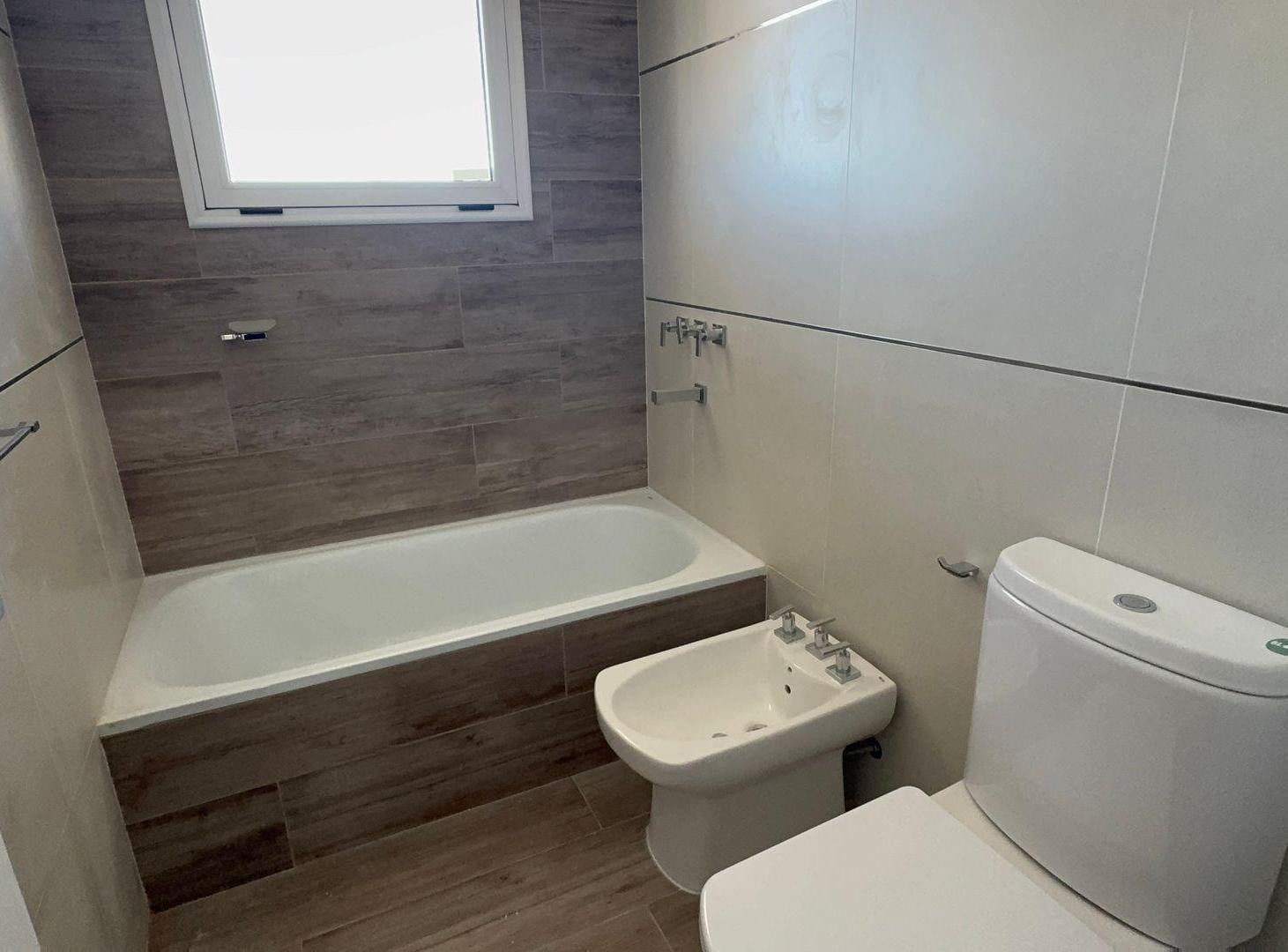Foto de PISO DE CATEGORIA EN VENTA 2 DORMITORIOS Y COCHERA, imagen 3