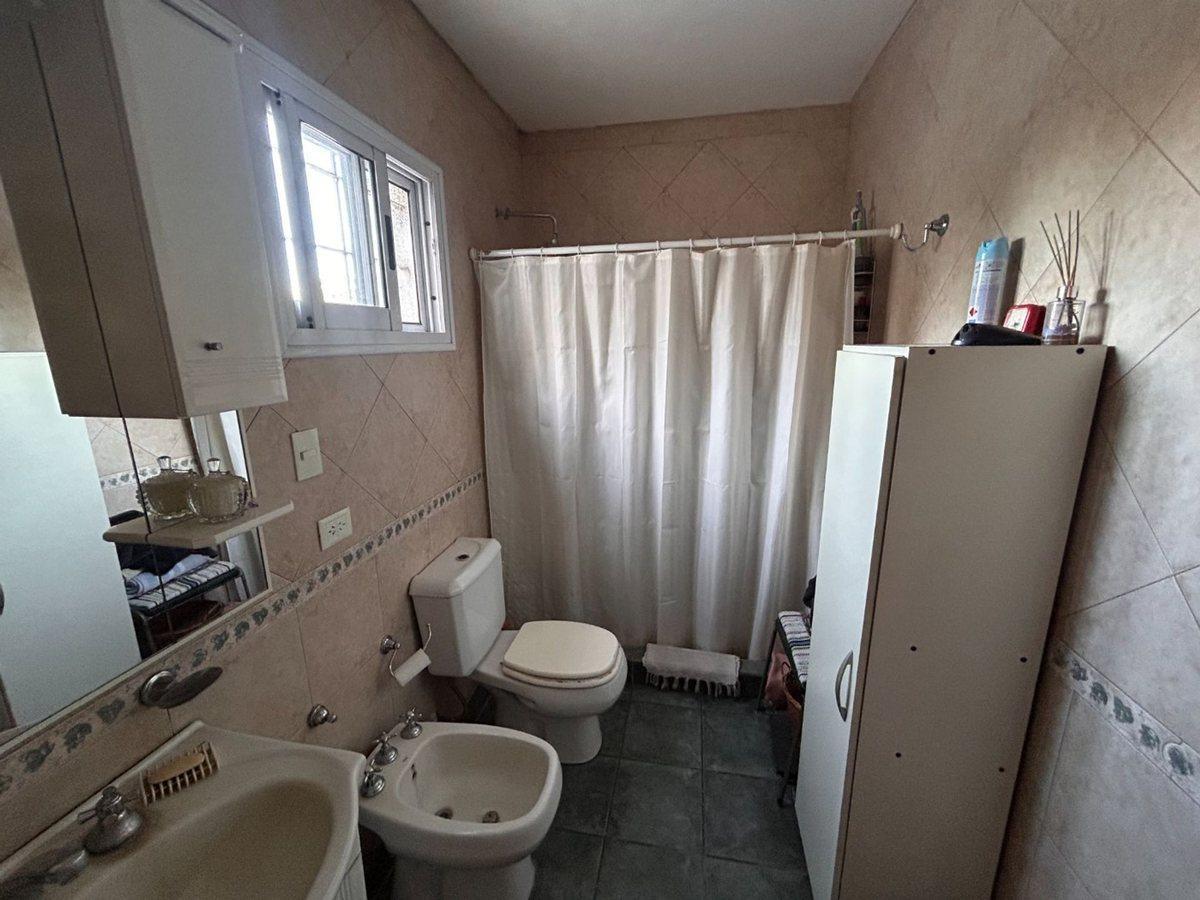 Foto de CASA 4 DORMITORIOS EN VENTA LA PLATA CON JARDIN, imagen 4