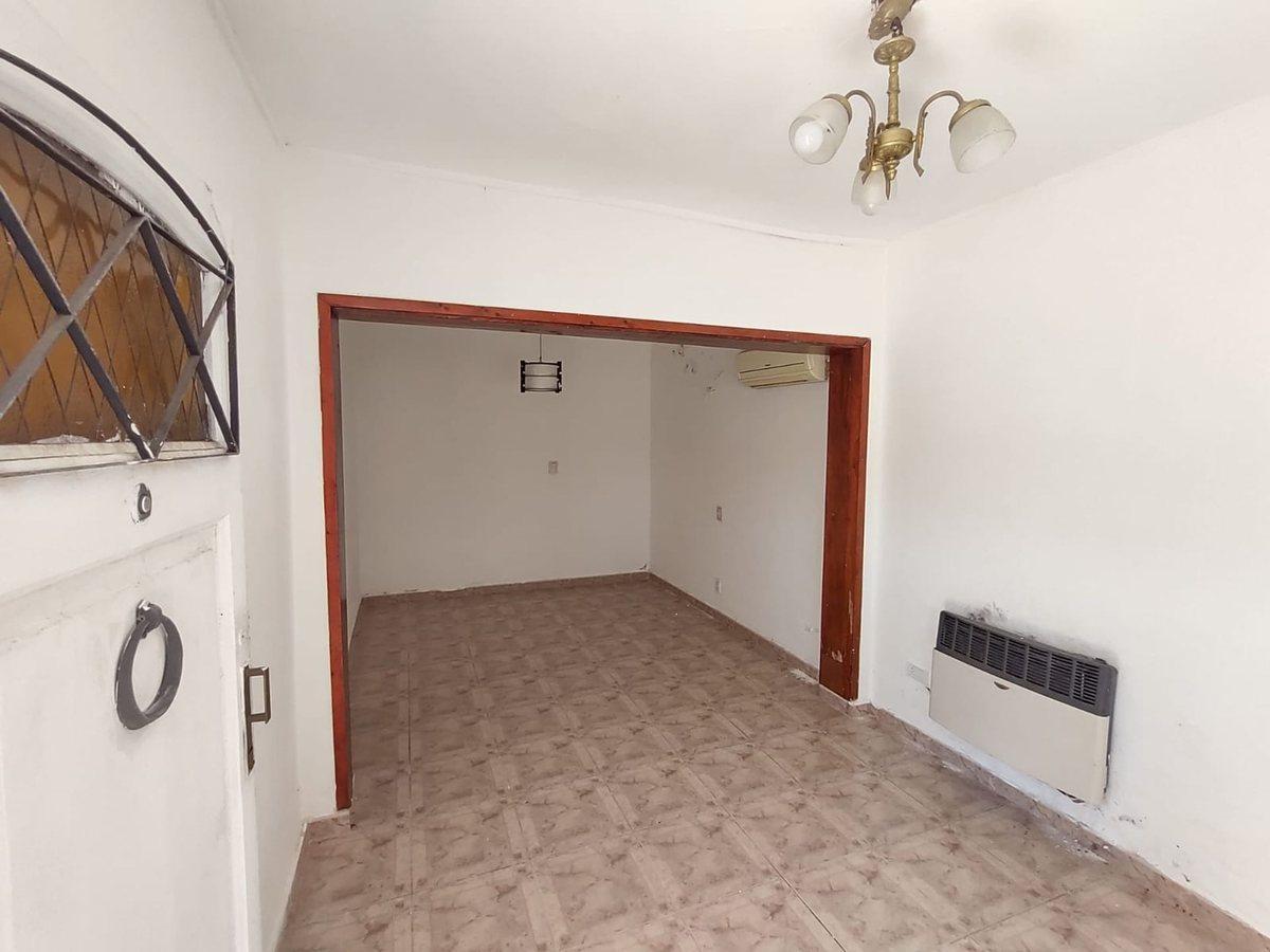 Foto de Casa 1 dormitorio en venta en Los Hornos con dpto, imagen 2
