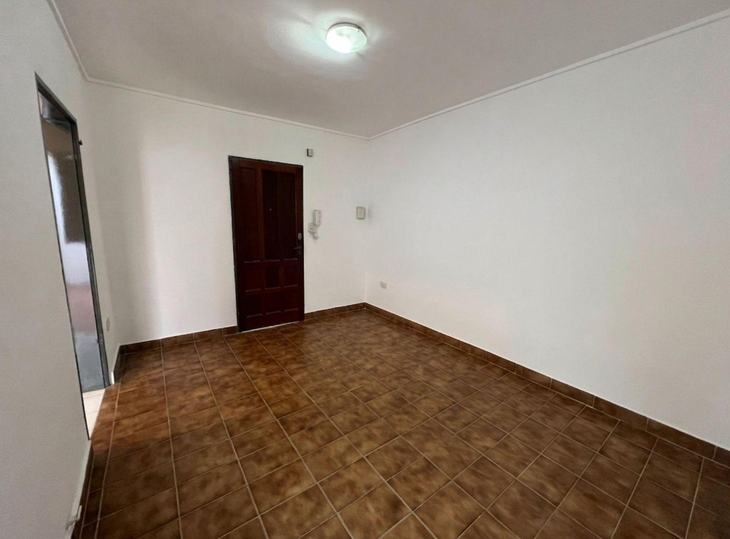 Foto de PH 1 dormitorio en venta en La Plata con patio, imagen 1