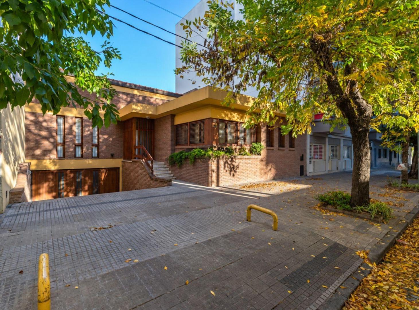 Foto de Casa 4 Dormitorios Venta La Plata Cochera y Pileta, imagen 3