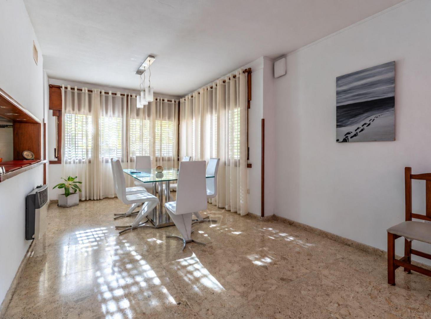 Foto de Casa 4 Dormitorios Venta La Plata Cochera y Pileta, imagen 2