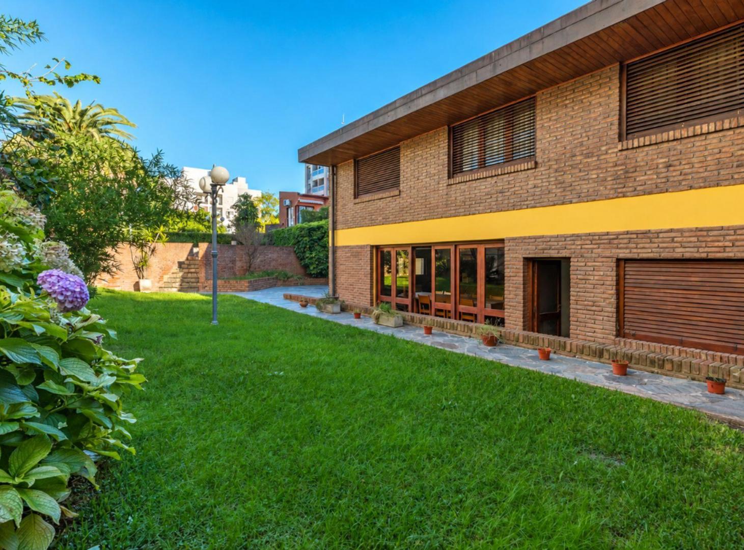 Foto de Casa 4 Dormitorios Venta La Plata Cochera y Pileta, imagen 1
