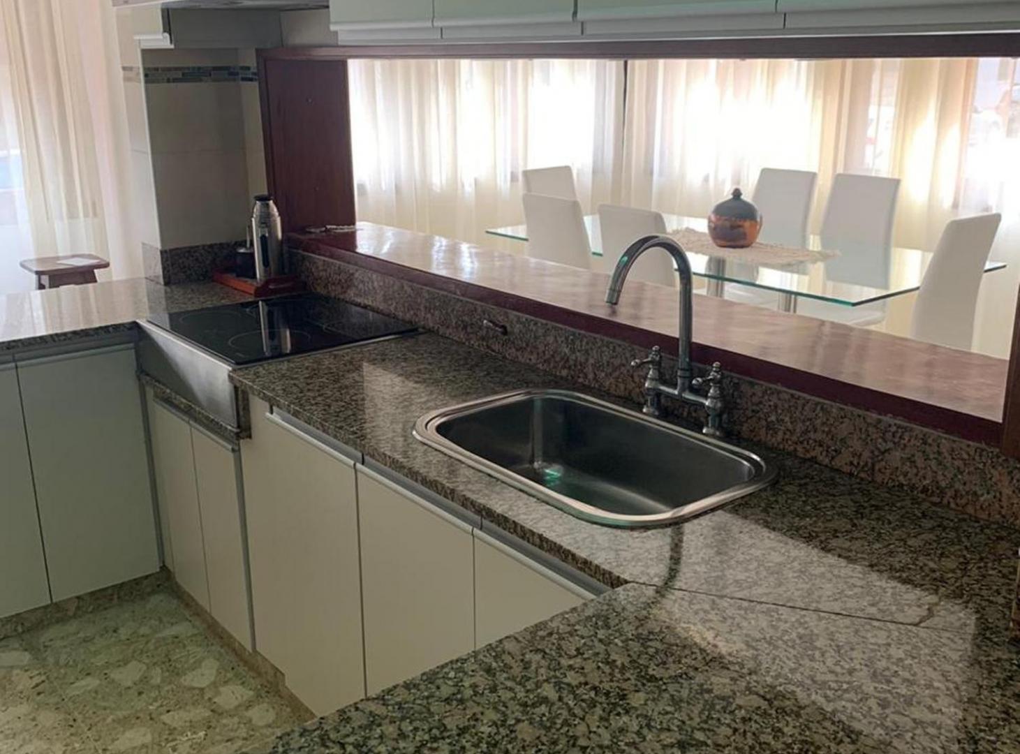 Foto de Casa 4 Dormitorios Venta La Plata Cochera y Pileta, imagen 4