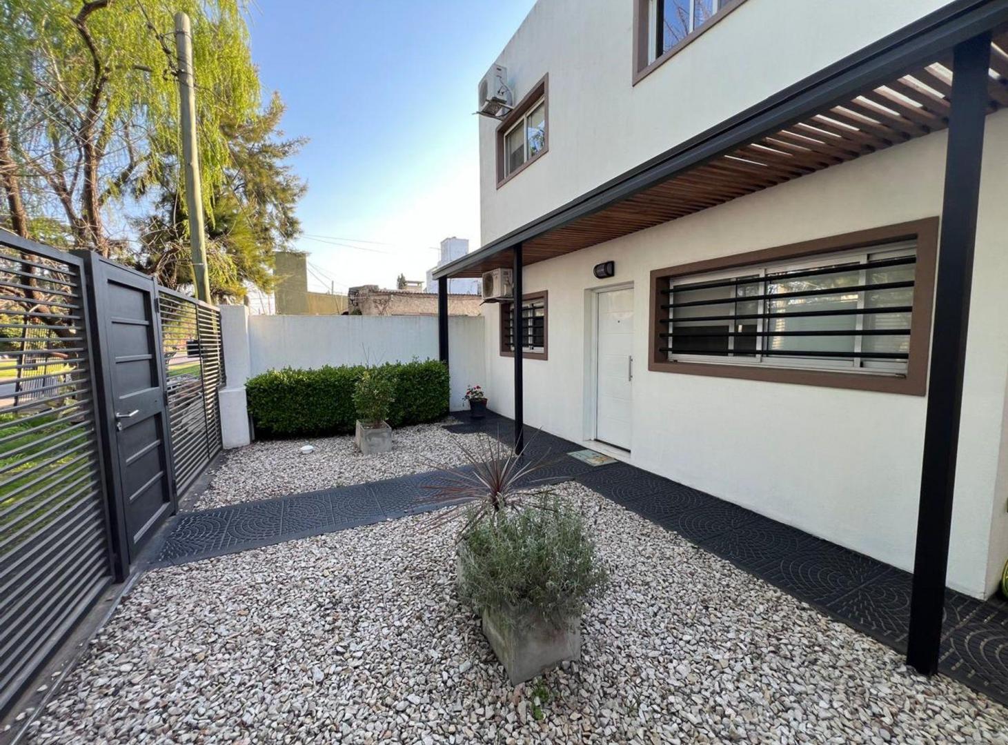Foto de Casa 4 dormitorios Venta La Plata Cochera y Pileta, imagen 5