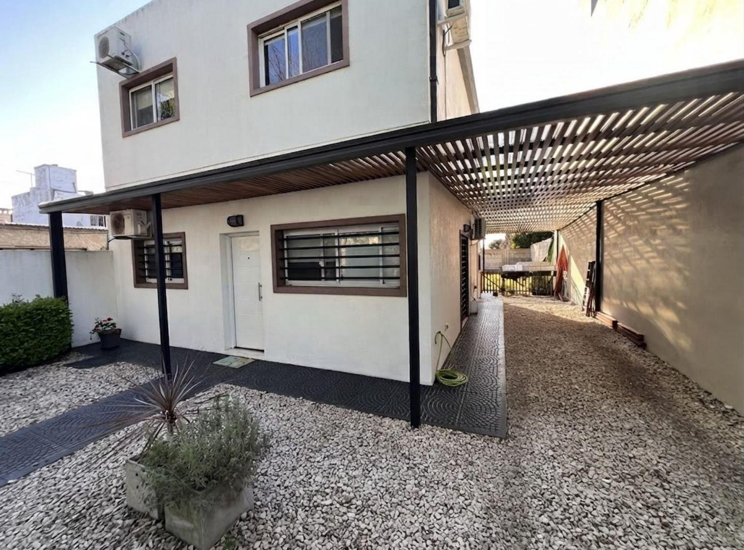 Foto de Casa 4 dormitorios Venta La Plata Cochera y Pileta, imagen 3