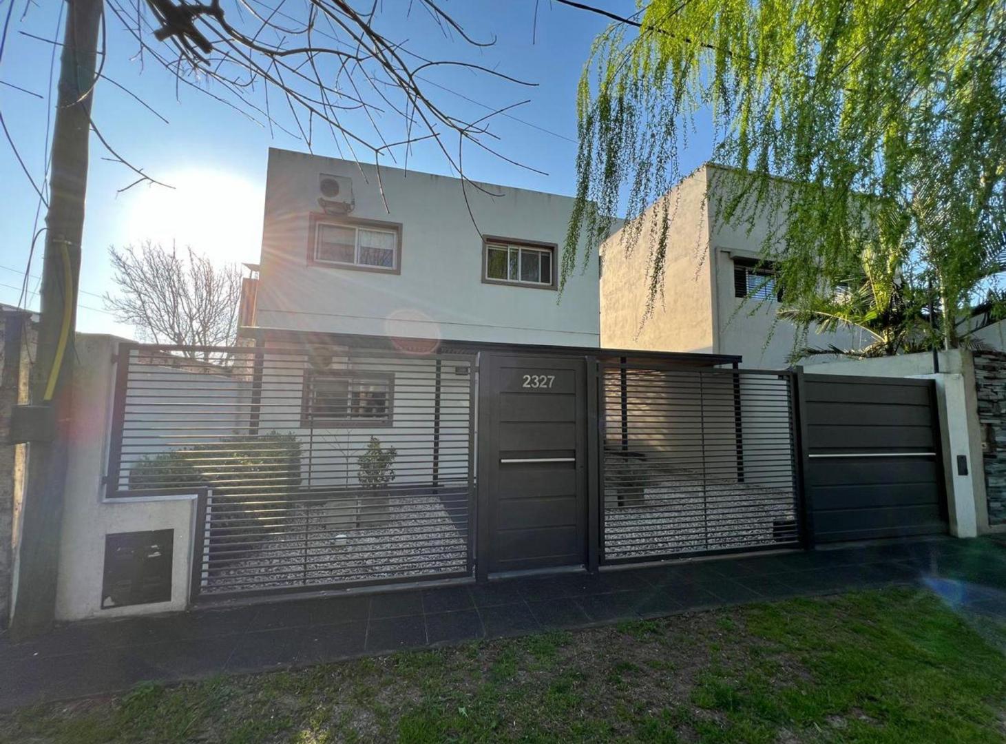 Foto de Casa 4 dormitorios Venta La Plata Cochera y Pileta, imagen 1