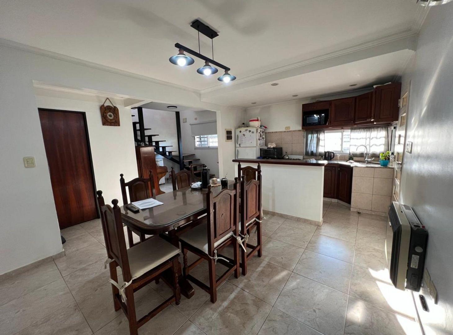 Foto de Casa 4 dormitorios Venta La Plata Cochera y Pileta, imagen 2