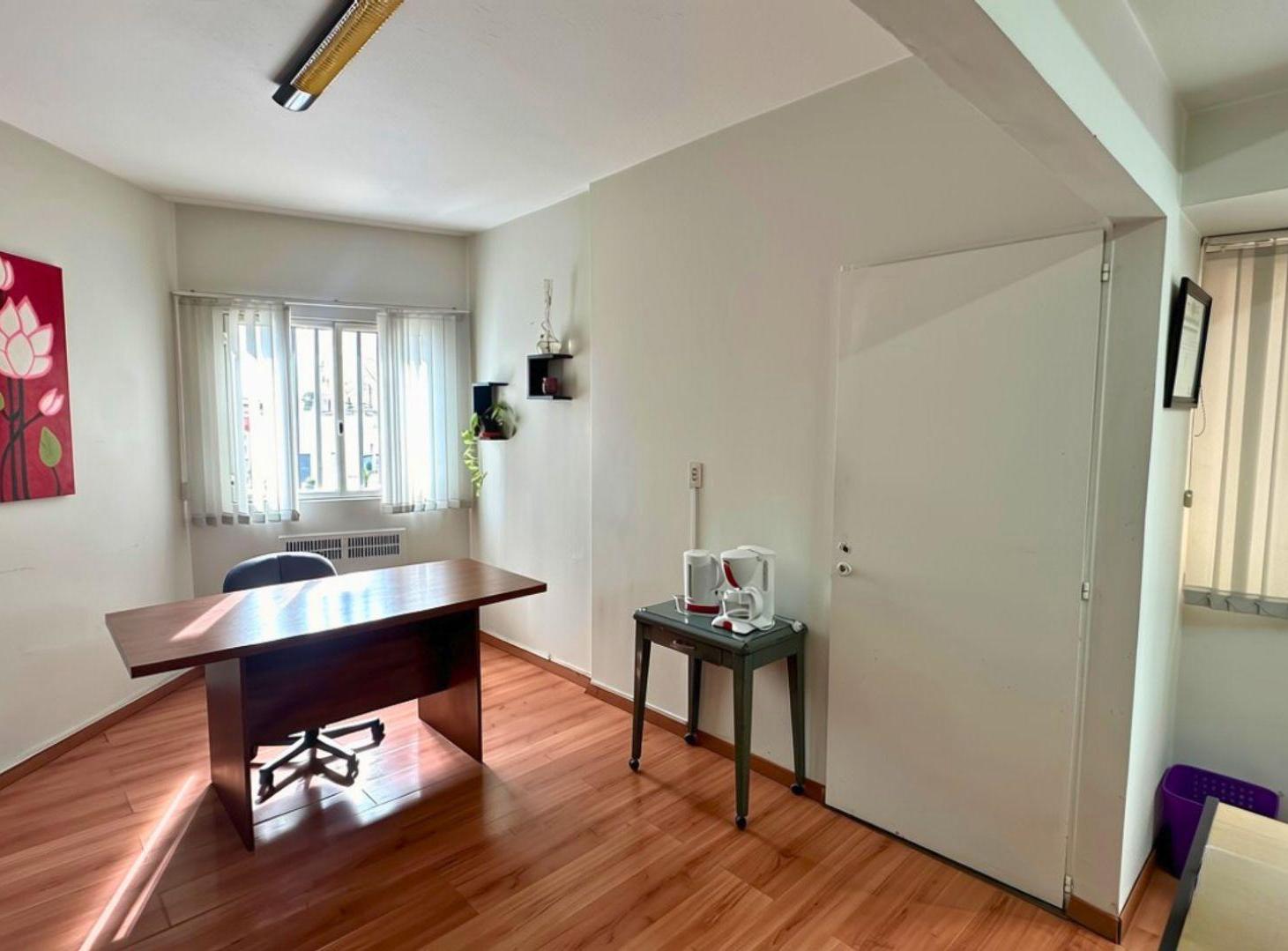 Foto de Oficina en venta en La Plata con baño privado, imagen 2