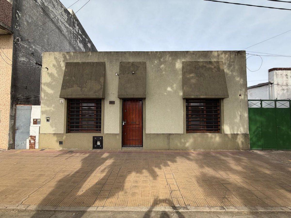 Foto de Casa 2 dormitorios en venta en La Plata con patio, imagen 2