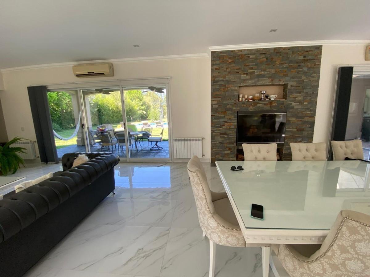 Casa de estilo en venta. Campos de Roca