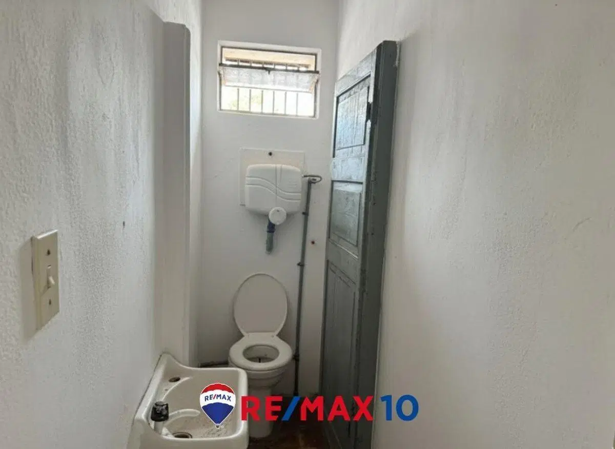 LOCAL COMERCIAL CON EXCELENTE UBIACION 4