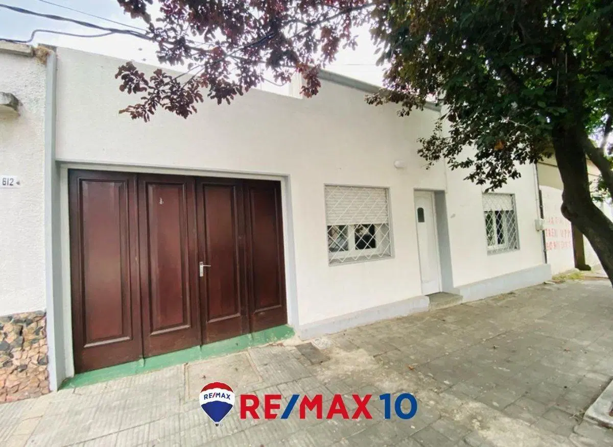 VENTA DE CASA - 3 DORM -GARAGE - AV PRINCIPAL 8