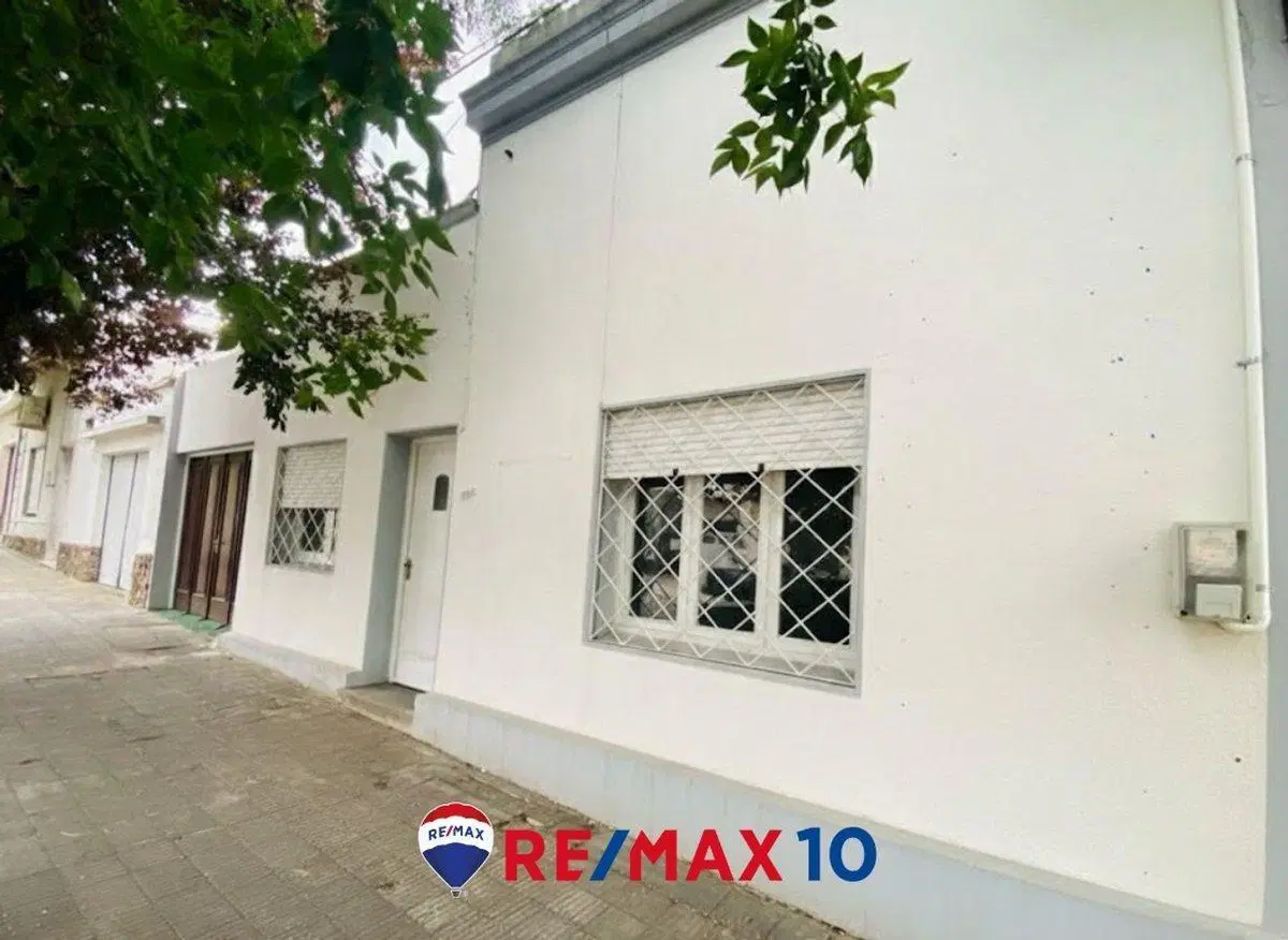 VENTA DE CASA - 3 DORM -GARAGE - AV PRINCIPAL 5