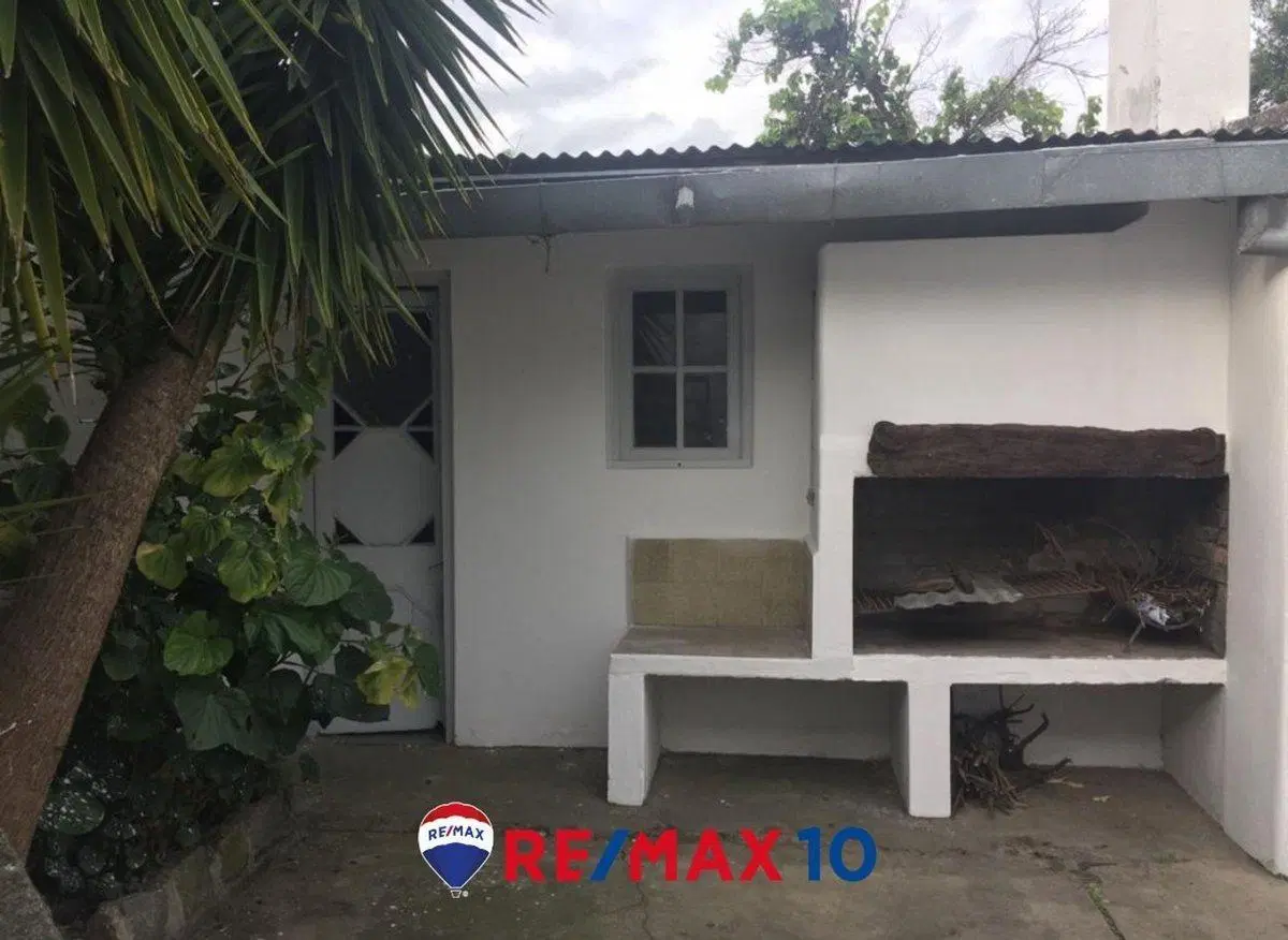 VENTA DE CASA - 3 DORM -GARAGE - AV PRINCIPAL 4