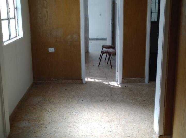 Casa al frente de tres ambientes con entrada de coche . 4