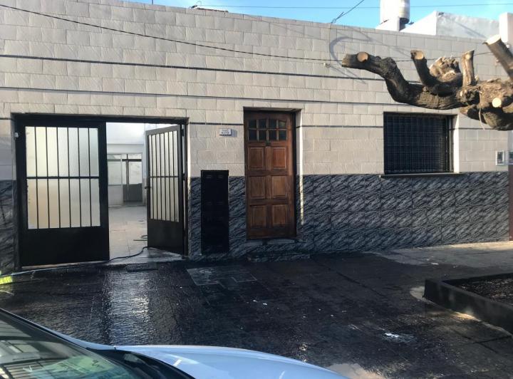 Casa al frente de tres ambientes con entrada de coche . 2