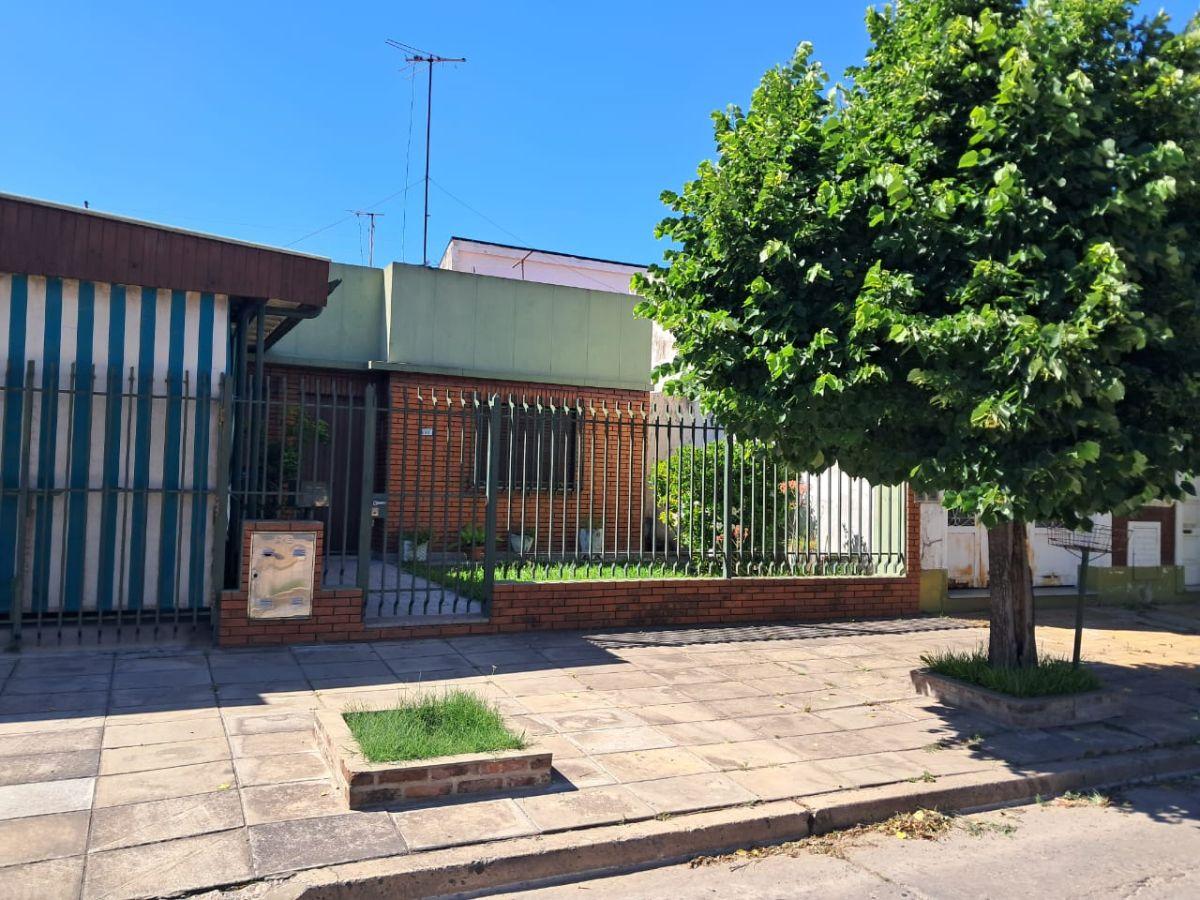Casa de 5 ambientes con cochera y amplio patio. Todos los servicios pagos y disponibles.