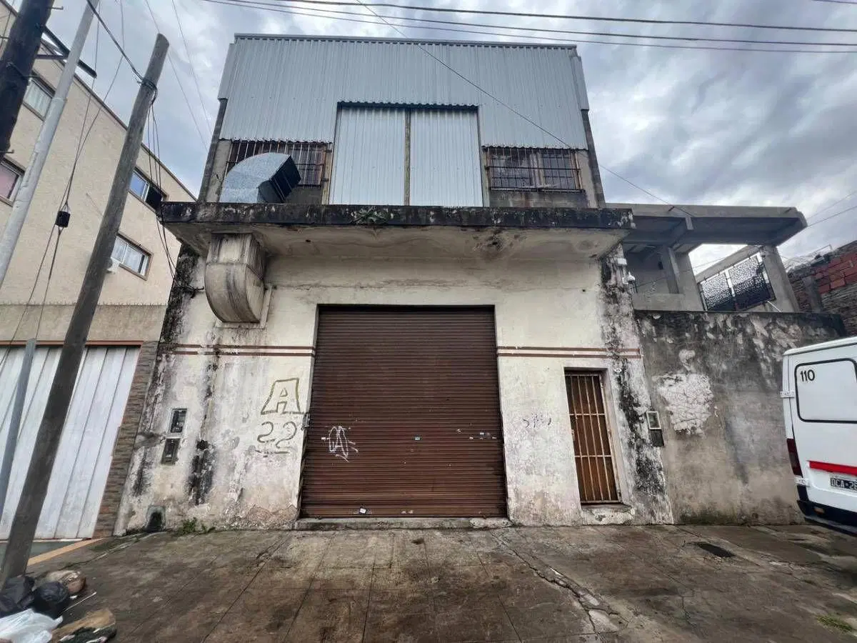 GALPON 546 MTS2 CUBIERTOS- SALIDA A DOS CALLES- MONTACARGA OPERATIVO- FUERZA MOTRIZ- 8