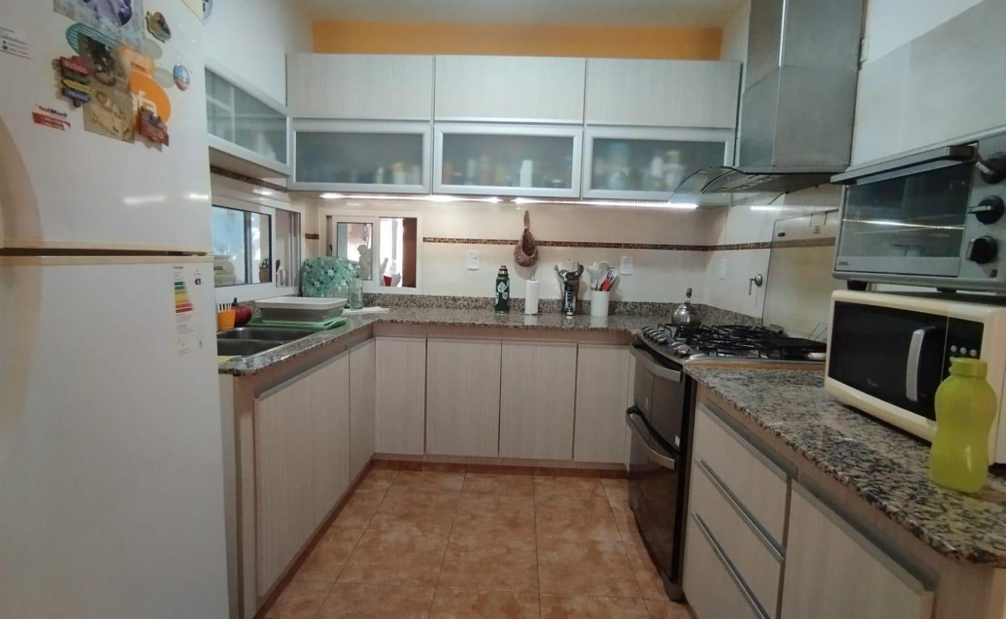 Foto de VENTA - CASA TRES DORMITORIOS CON QUINCHO CERRADO Y PILETA - VILLA, imagen 3
