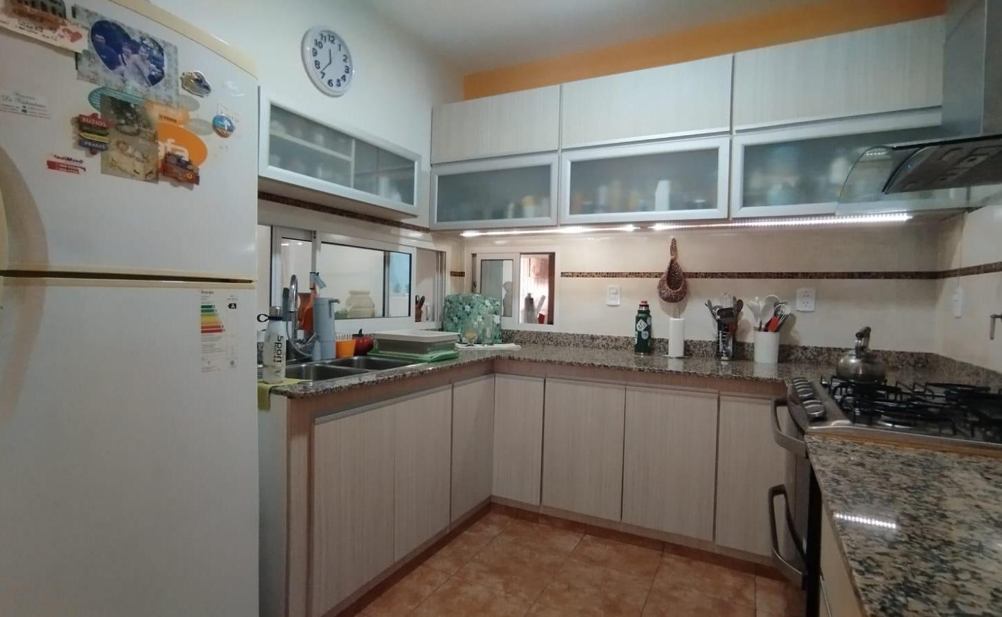 Foto de VENTA - CASA TRES DORMITORIOS CON QUINCHO CERRADO Y PILETA - VILLA, imagen 5