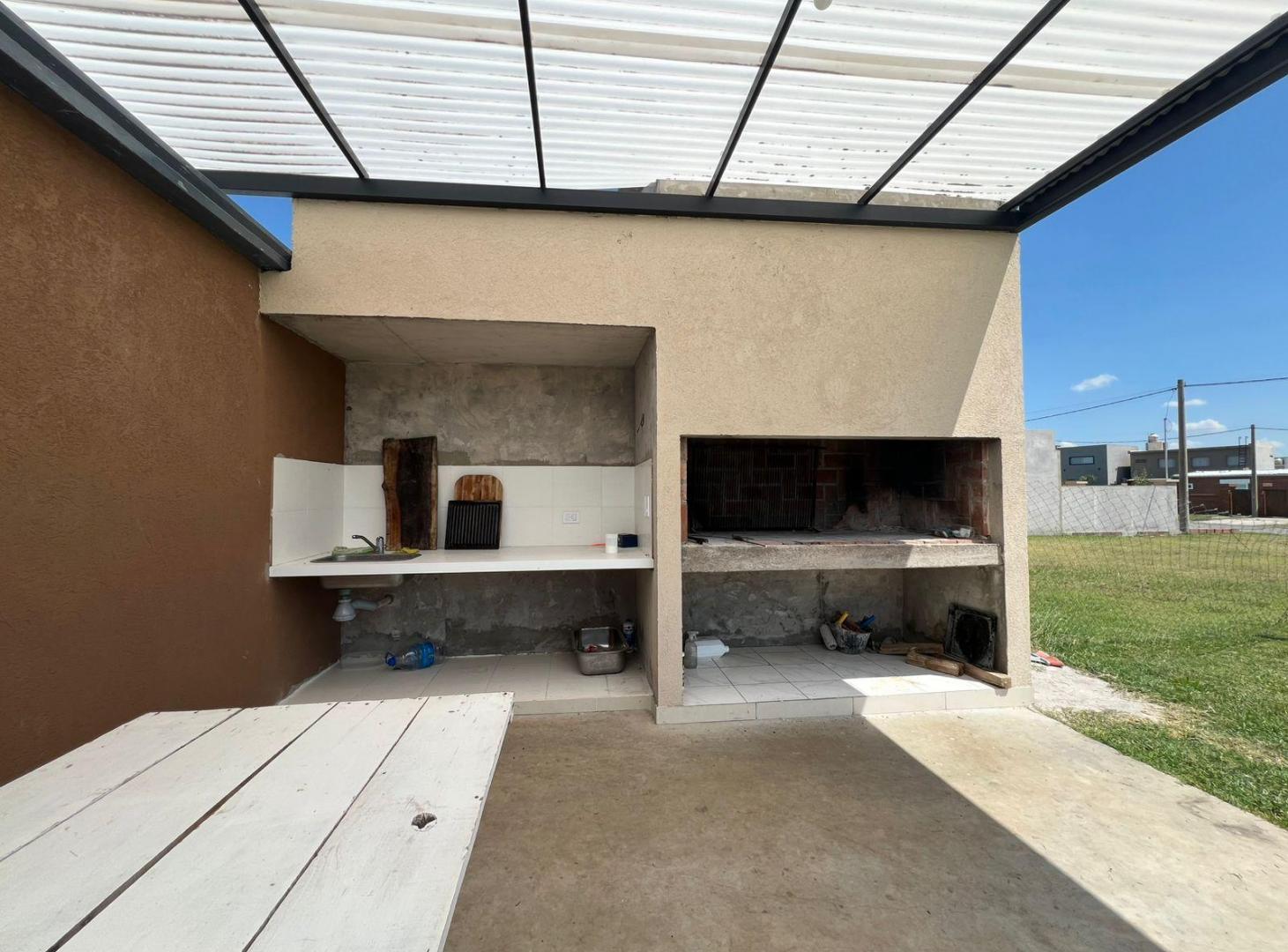 Foto de VENTA - CASA DE 1 DORMITORIO CON PATIO Y PILETA - PIÑERO, imagen 4