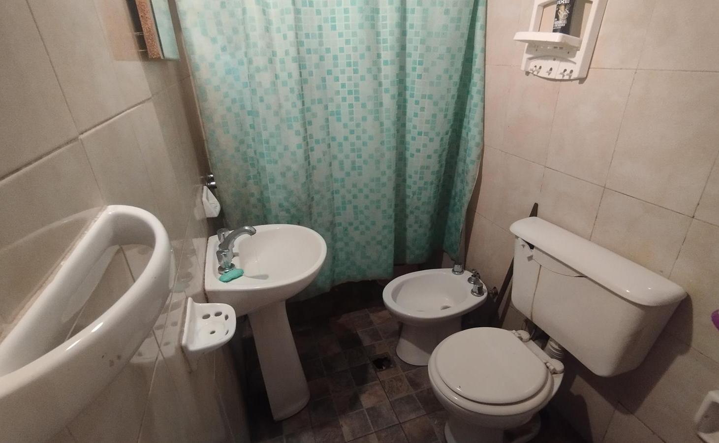 Foto de VENTA - CASA DOS DORMITORIOS Y GRAN LOTE A RECICLAR - VILLA CONSTITUCIÓN, imagen 4