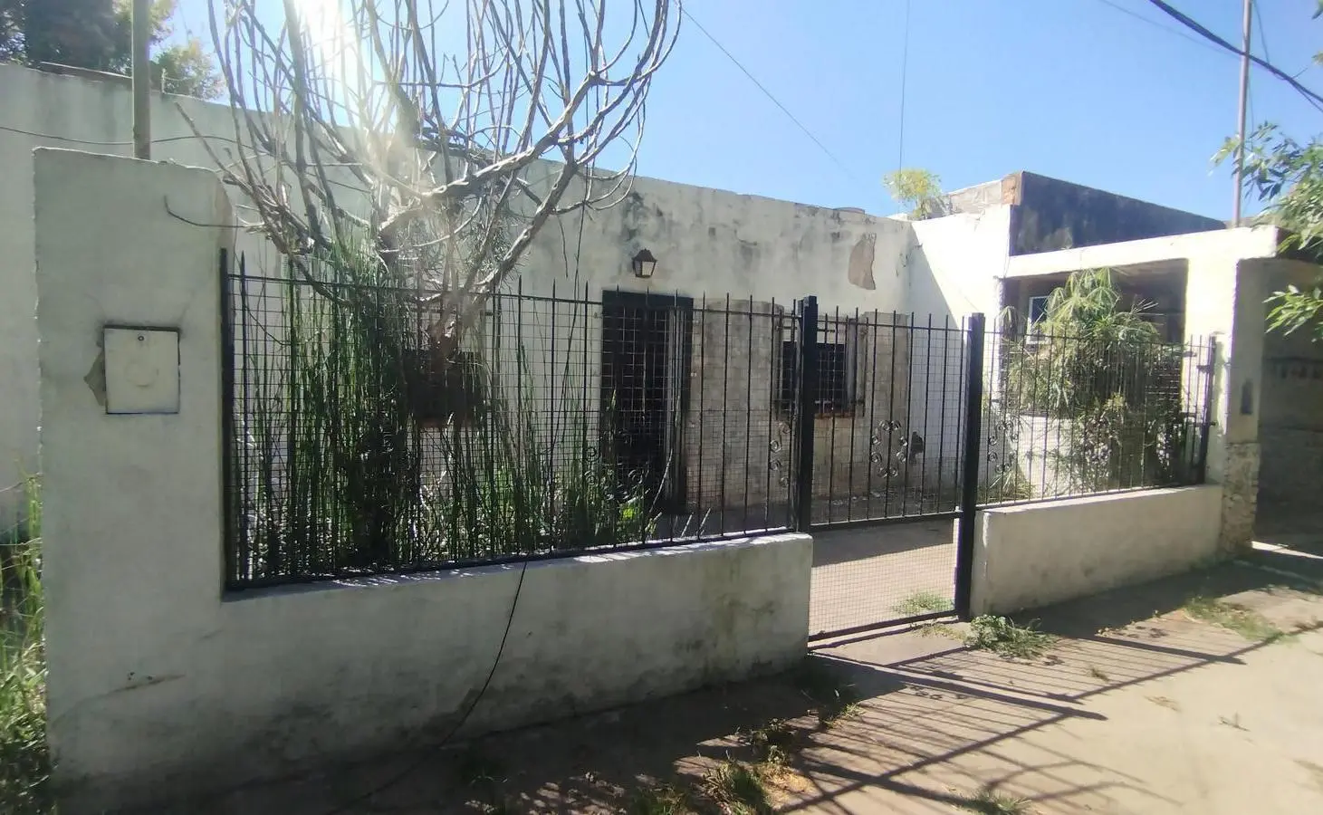 VENTA - CASA DOS DORMITORIOS Y GRAN LOTE A RECICLAR - VILLA CONSTITUCIÓN 2